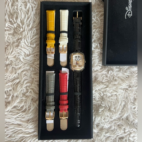 Disney x Invicta Limited Edition Watch - Picture 5 of 6